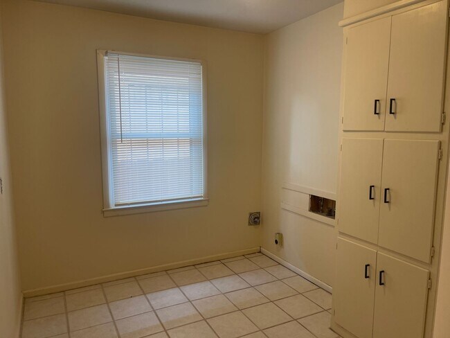 Building Photo - $200 off First Month! Large, Beautiful 3/2...