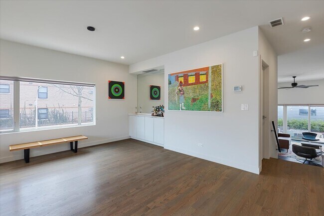 Building Photo - 559 E 50th St