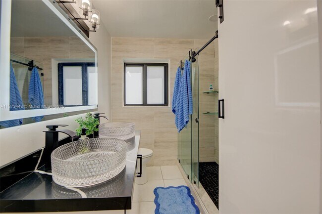 Building Photo - 1240 Peri St