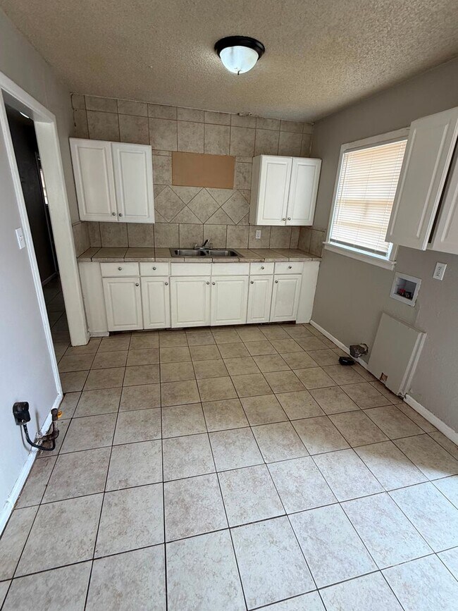 Building Photo - $0 First Month's Rent / $0 Deposit at Move-in