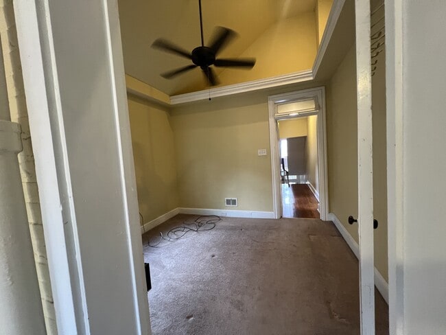 Building Photo - 533 W Walnut St