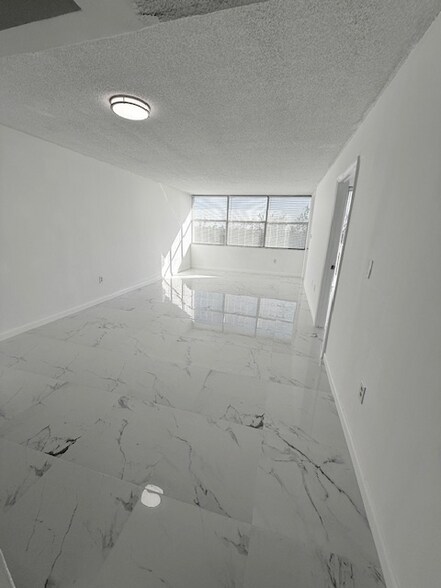 Building Photo - 1300 NE Miami Gardens Dr