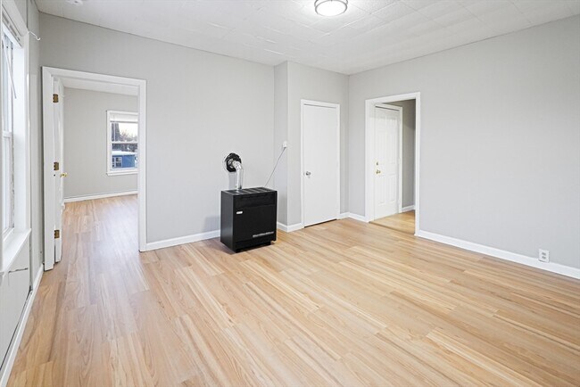 Building Photo - 168 Lunenburg St