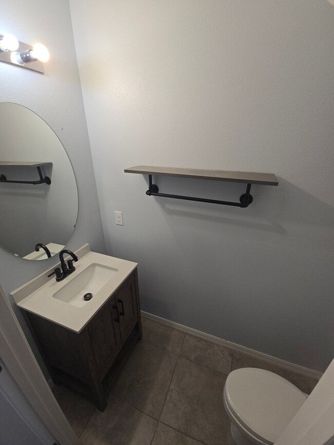 Building Photo - Gorgeous 4-Bedroom, 2.5-Bathroom Home in R...