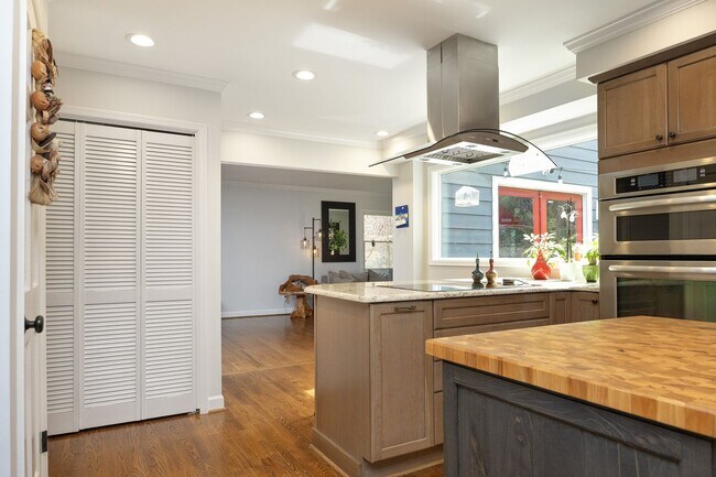 Building Photo - Beautifully renovated large home in CHCCS school district! Available mid-June!
