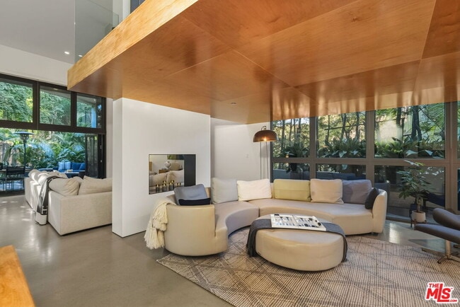 Building Photo - 1849 Fox Hills Dr