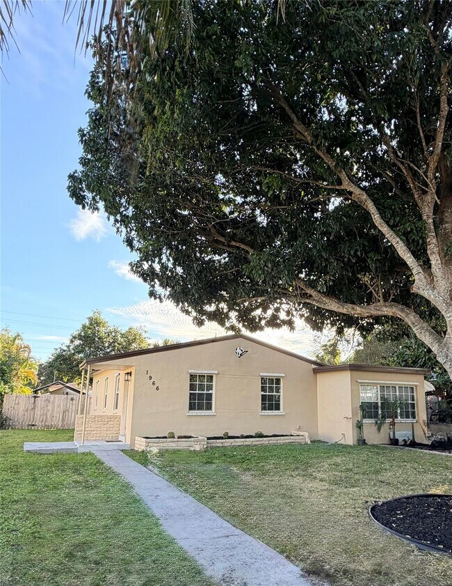 Building Photo - 1966 NE 177 North Miami Beach, FL 33162-2206