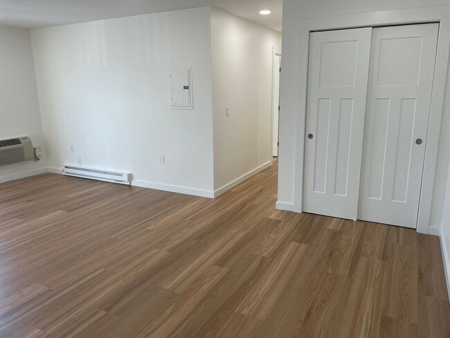 Building Photo - Newly Renovated Condo For Rent in Riverside!