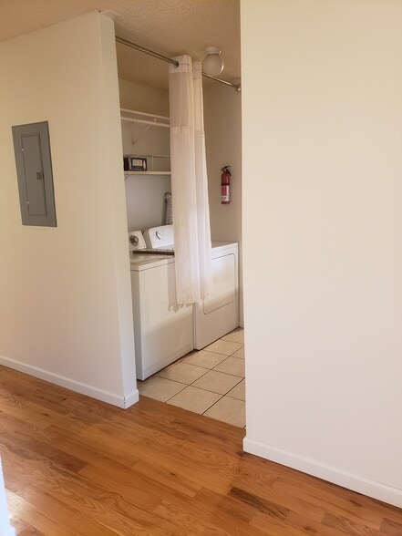 Built-in washer and dryer - 925 Columbia Rd