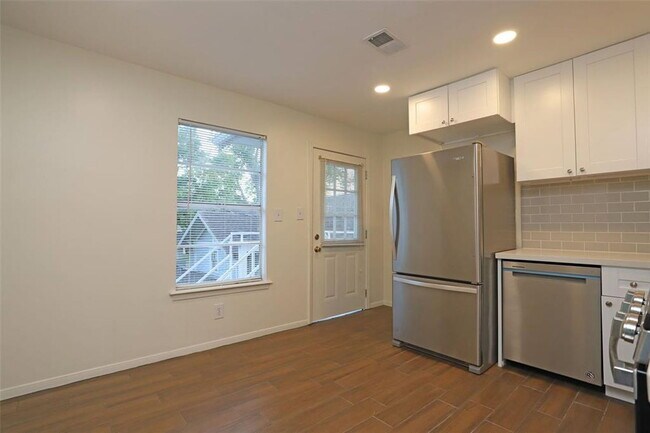 Building Photo - 701 1/2 Highland Street