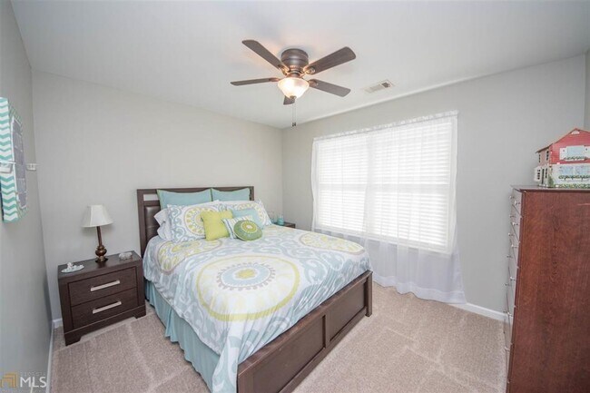 Building Photo - Hurry and show this 5 bedroom, 3 full bath home on a finished basement!!! Move in ready in desira...