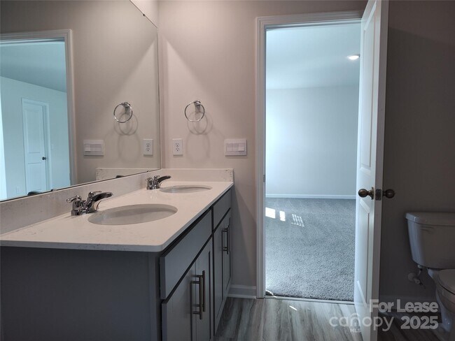 Building Photo - 1404 Secrest Cmns Dr