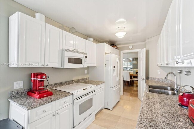Building Photo - 16711 Collins Ave