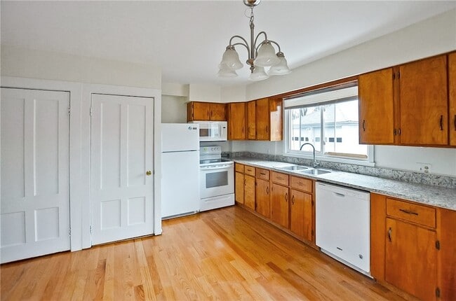 Building Photo - 292 Pleasant St