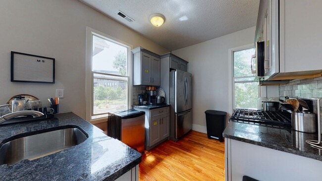 Building Photo - 6 Bedroom Apartment in Science Hill, close to downtown! (Laundry In Unit)