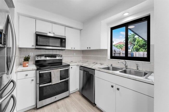 Building Photo - 6608 SW 114th Ave