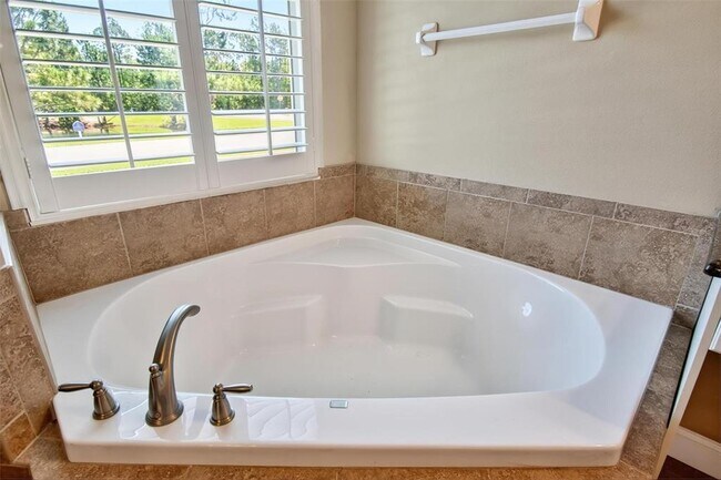 Building Photo - 108 Golfview Ct