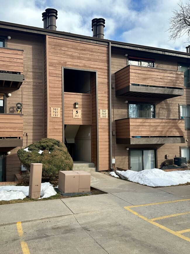 Primary Photo - Lovely 1 Bedroom, 1 Bathroom Lakewood Cond...