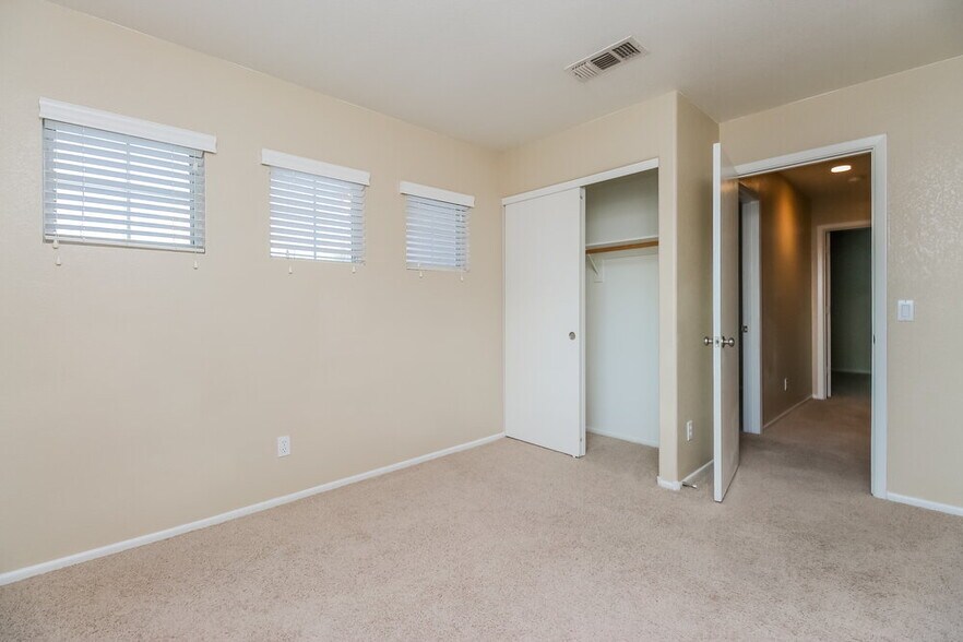 Building Photo - 919 W Juanita Ave