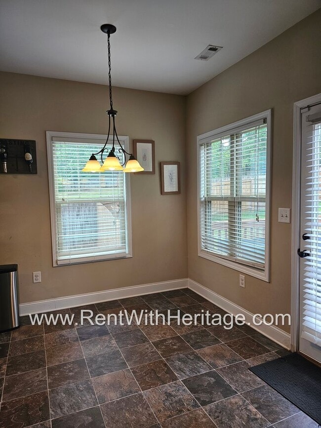Building Photo - Gorgeous 3 bd / 2 bath / Attention to Deta...