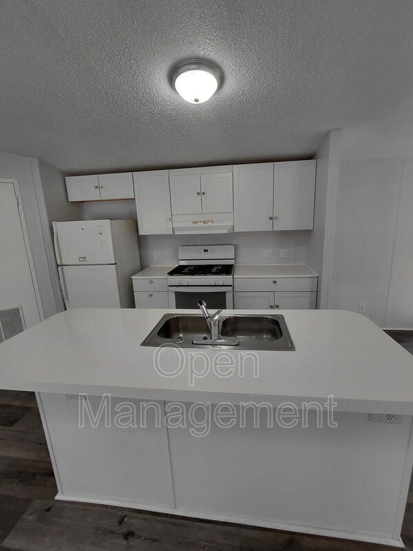 Building Photo - 301 Mantle Ave