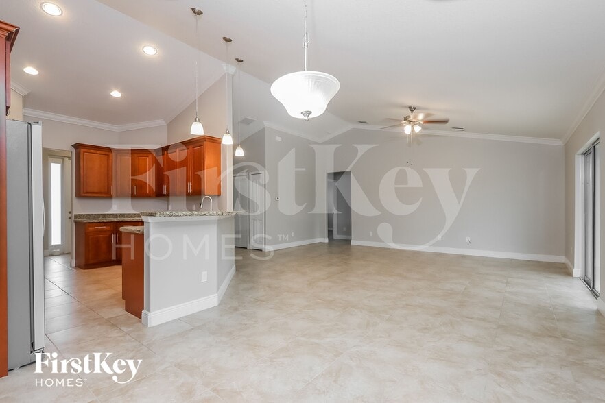 Building Photo - 2365 SW Webster Ln