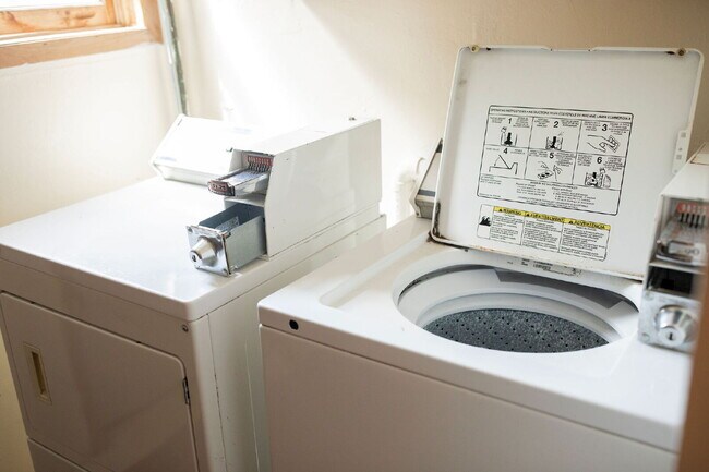 Building Photo - New On Market - 3 Bedroom, 1 Bathroom Duplex