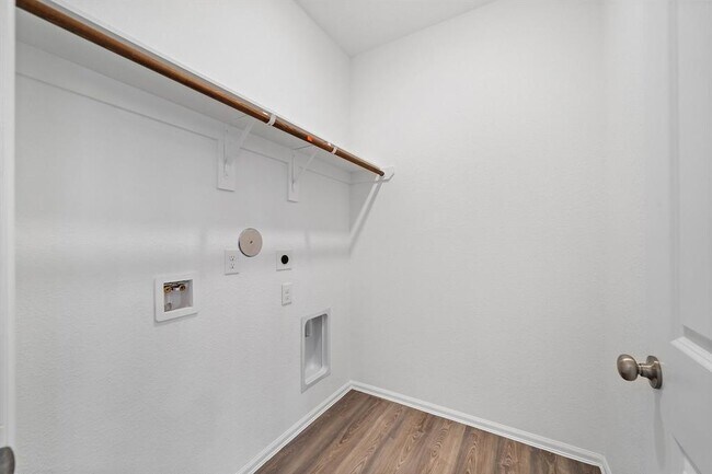 Building Photo - 5010 Lavaridge Dr