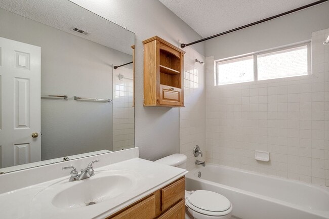 Building Photo - Spacious 3 Bedroom, 2 Bath Home Waiting fo...