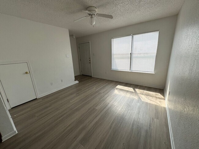 Building Photo - 1306 Monroe Loop