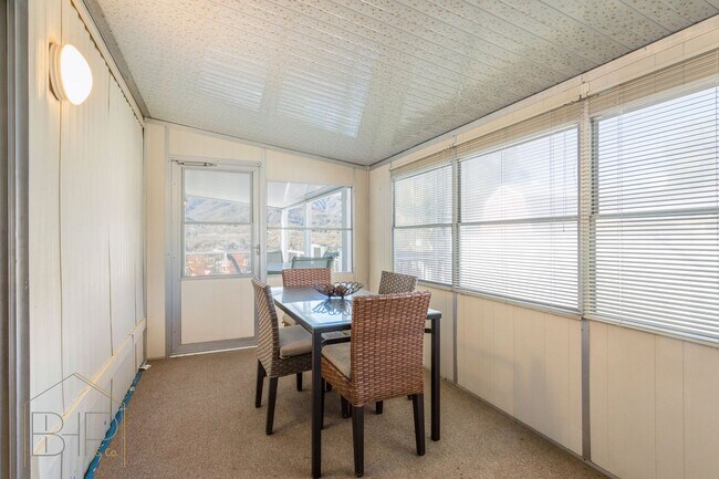 Building Photo - 55+ Senior Community~ 2 bed/2 bath with Am...