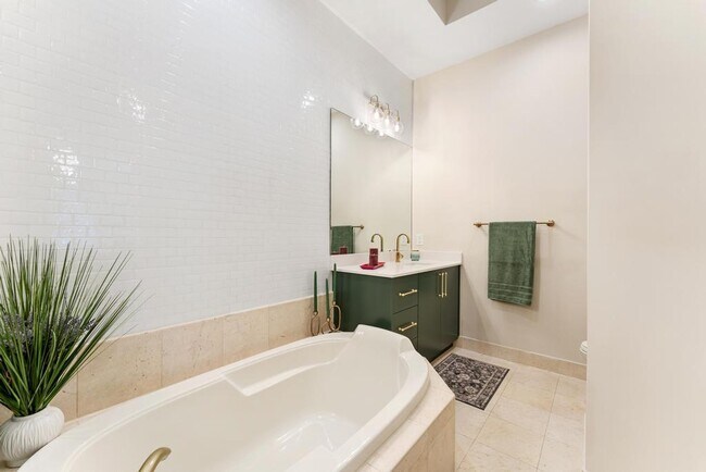 Building Photo - 801 S Olive Ave