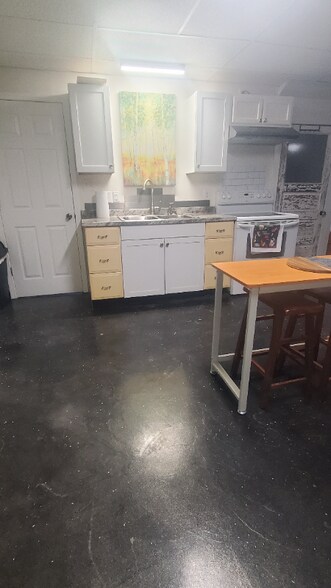 Building Photo - 770 Riverland Rd SE