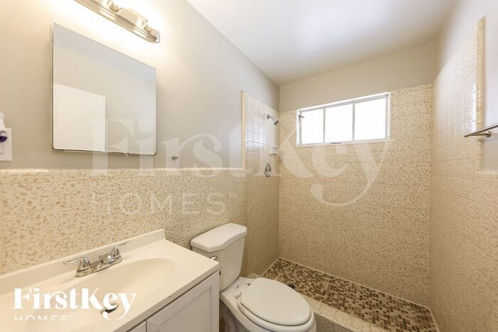 Building Photo - 2118 W Montebello Ave