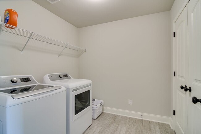 Building Photo - Available NOW MUST  see in McCoy's Creek