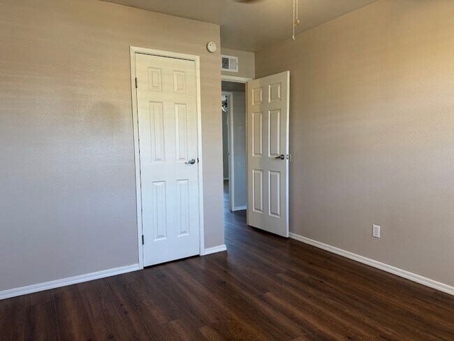 Building Photo - Spacious 3 bedroom, 2 bathroom home with 1,635 square feet in a convenient Central Phoenix locati...