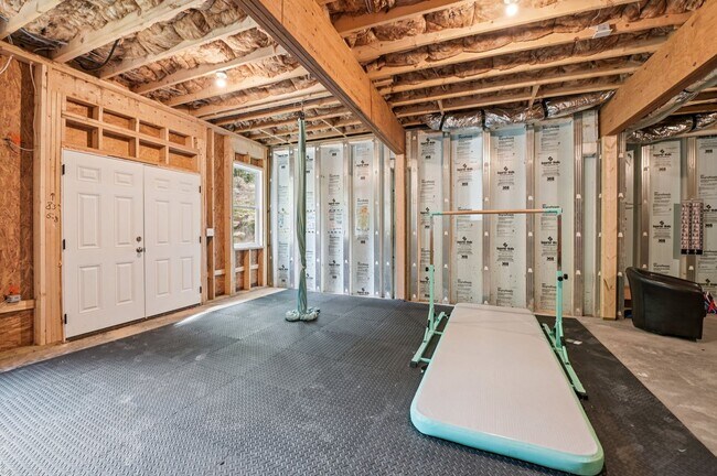 Building Photo - Luxury 5 Bed, 3.5 Bath Home on Large Lot !...