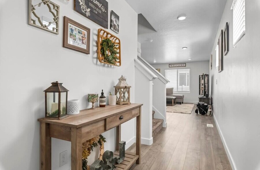 Building Photo - 1116 E Waterway Ln