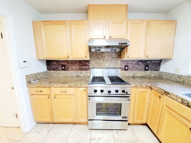 Building Photo - 2745 Summit Dr