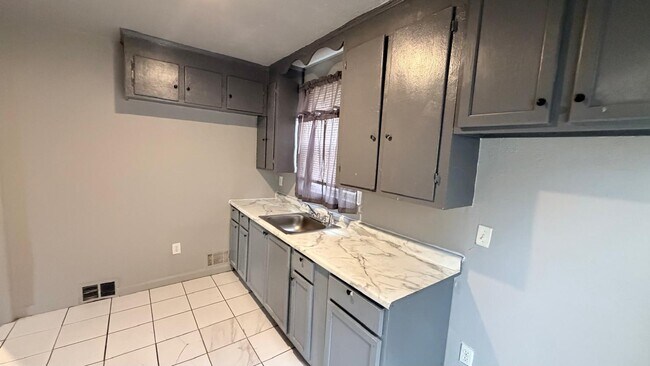 Building Photo - 12007 Lakepointe St