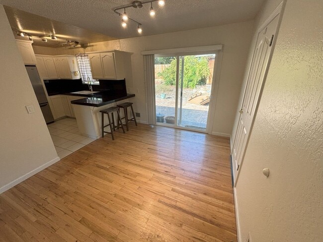 Building Photo - Stunning home in fabulous location!  They ...