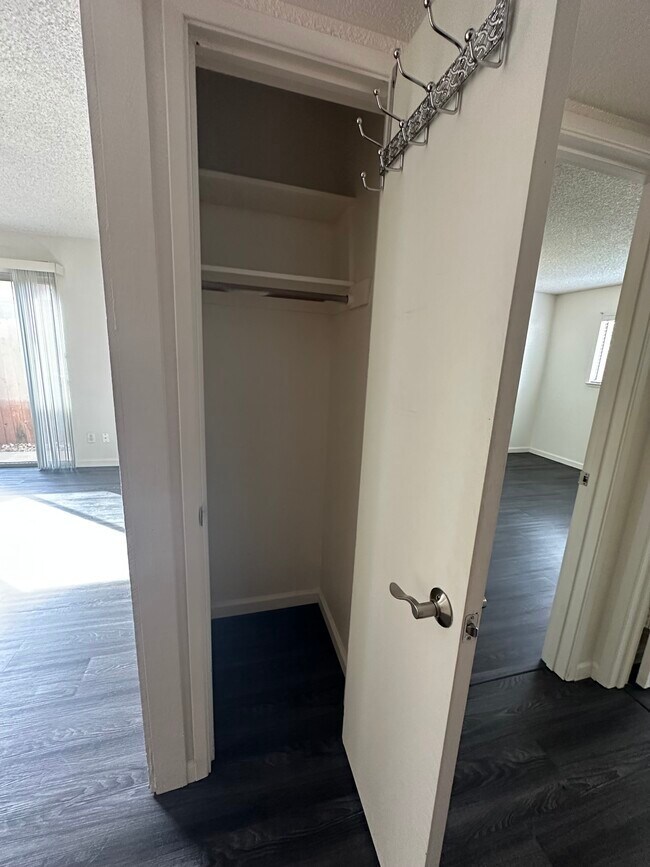 Building Photo - 9121 Nasreen Dr