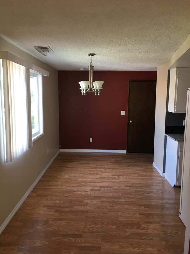 Building Photo - 3 Bedroom 1 Bathroom Home - Close to Orego...