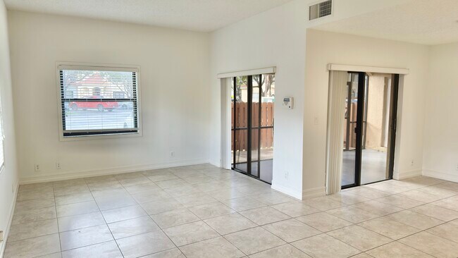 Building Photo - 501 Racquet Club Rd