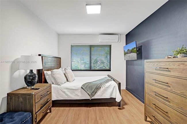 Building Photo - 754 NE 40th St