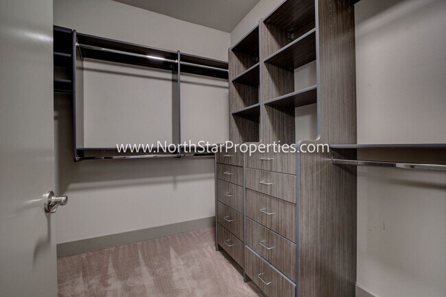 Building Photo - Town home located in west side Bend