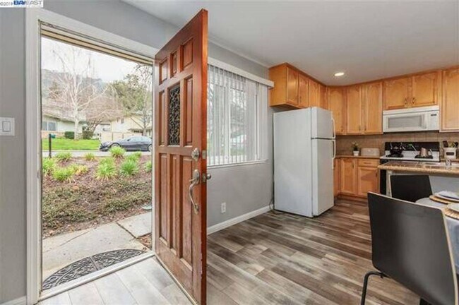 Building Photo - $2,490 - THE NICEST FIRST FLOOR CONDO IN P...