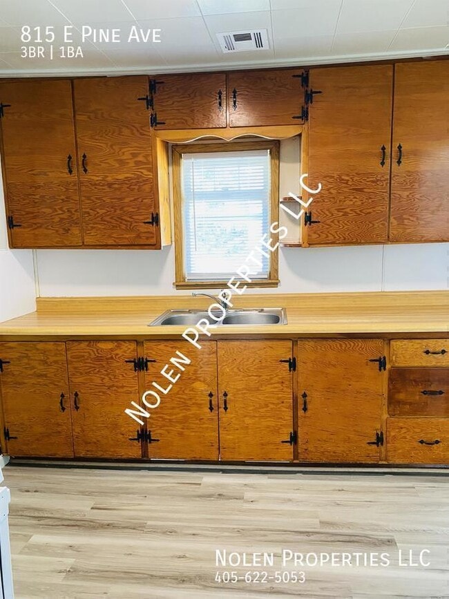 Building Photo - 815 E Pine Ave