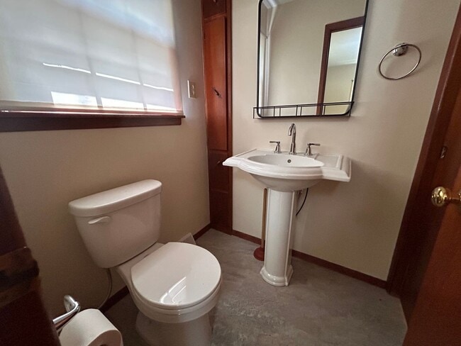 Building Photo - Cute 3 bed 1 bath