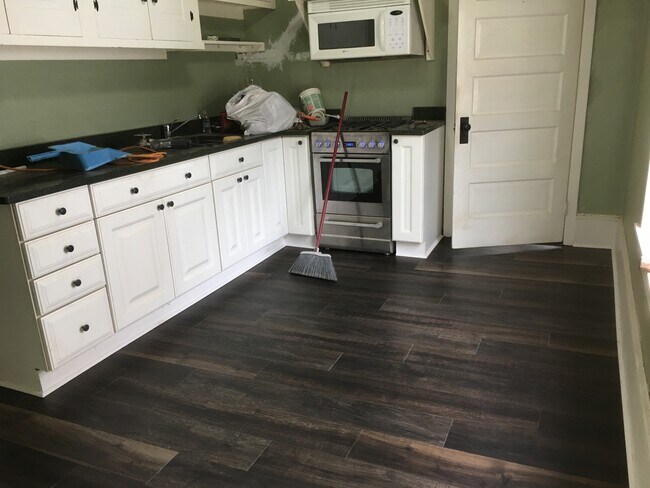 Building Photo - 141 E 5th Ave